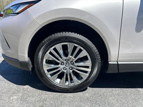 Certified 2024 Toyota Venza XLE AWD/4WD image 29
