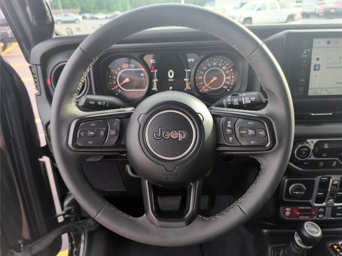 Used 2025 Jeep Wrangler Unlimited Rubicon AWD/4WD image 27