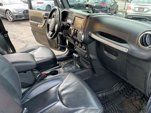 Used 2017 Jeep Wrangler Unlimited Sahara w/ Connectivity Group AWD/4WD image 13