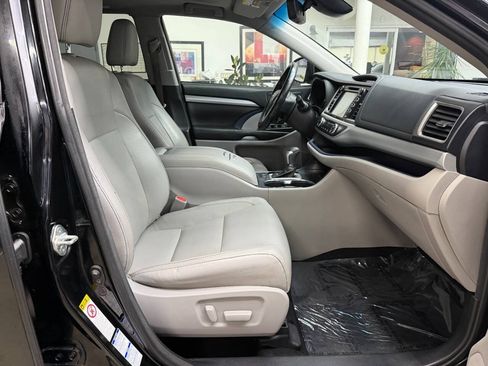 Used 2017 Toyota Highlander XLE AWD/4WD image 18