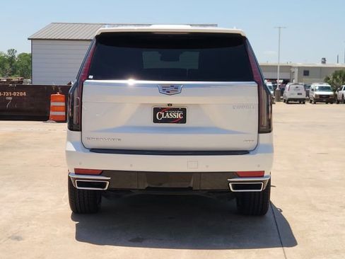 Used 2022 Cadillac Escalade Luxury w/ LPO, Illumination Package AWD/4WD image 6