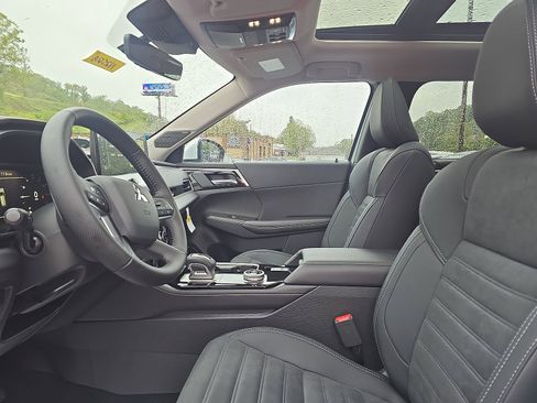 New 2025 Mitsubishi Outlander SE image 11