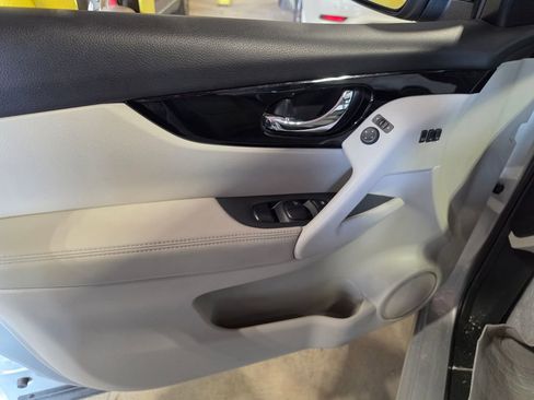 Used 2022 Nissan Rogue Sport SL w/ Premium Package image 5