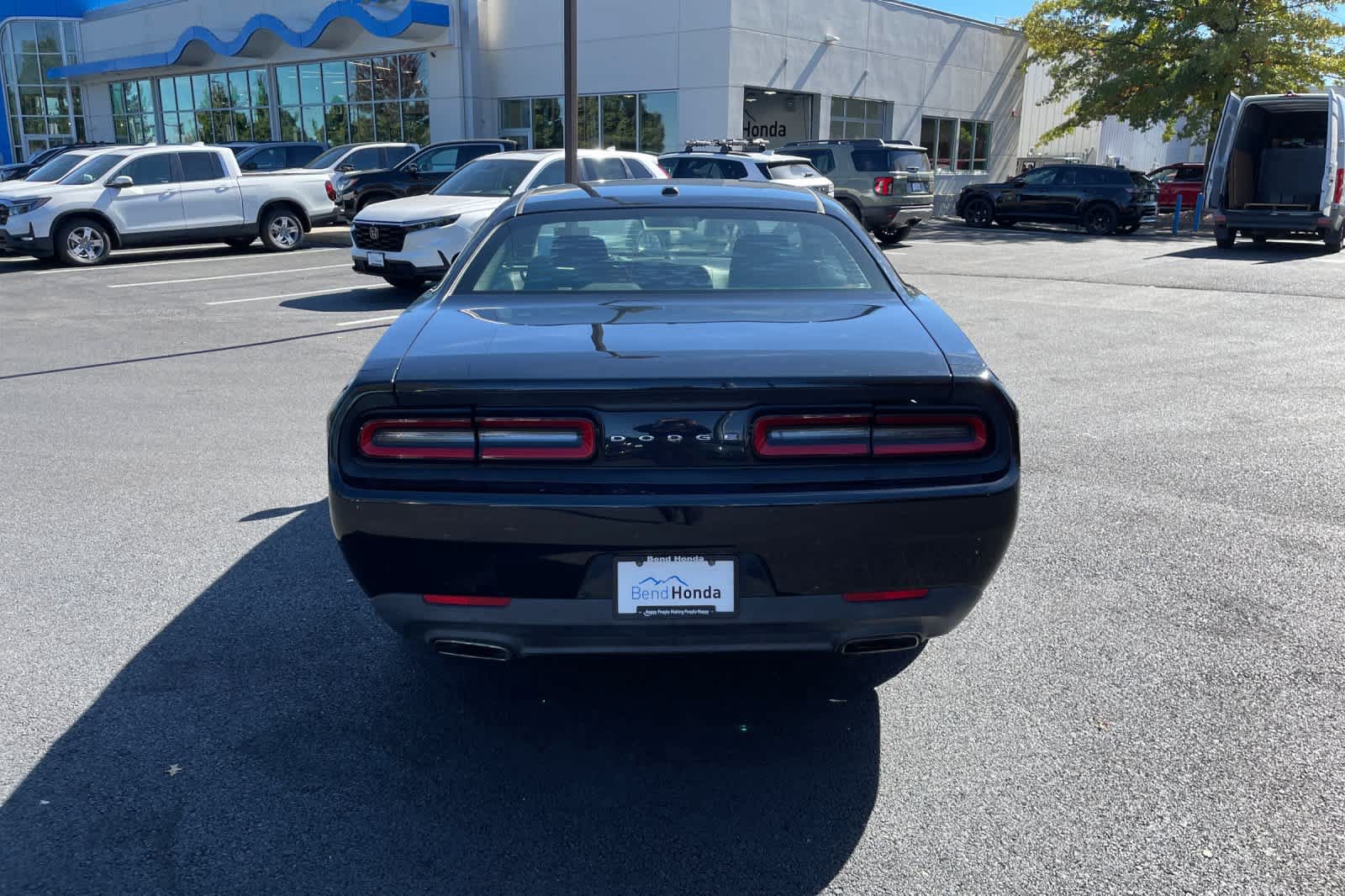 Used 2015 Dodge Challenger SXT RWD image 4