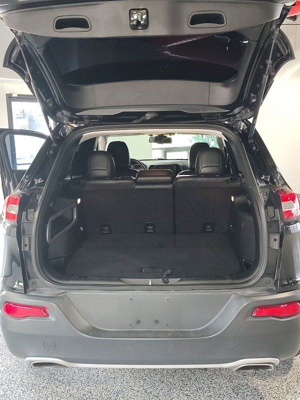Used 2017 Jeep Cherokee Limited AWD/4WD image 21
