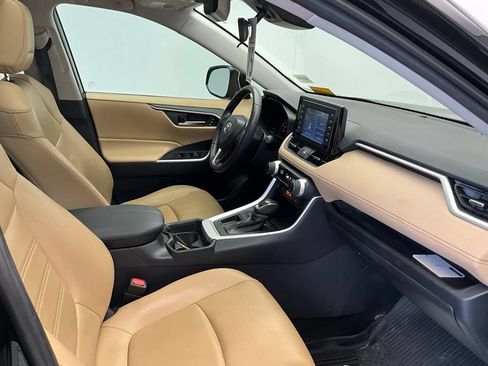 Used 2019 Toyota RAV4 XLE Premium w/ Cold Weather Package FWD image 6
