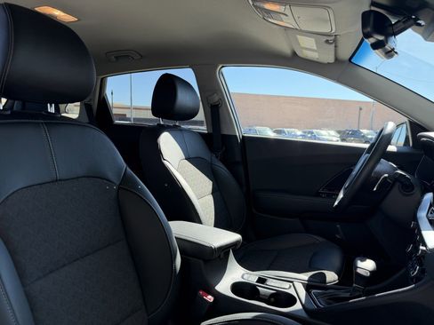 Used 2022 Kia Niro EX image 42