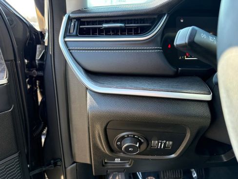 Used 2023 Jeep Grand Cherokee Limited image 21