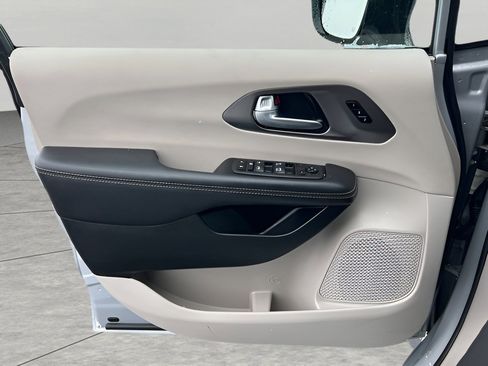 Used 2024 Chrysler Pacifica Touring-L image 52