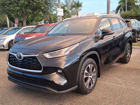 Used 2023 Toyota Highlander XLE FWD image 2
