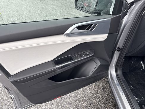 New 2026 Volkswagen Taos SE image 8