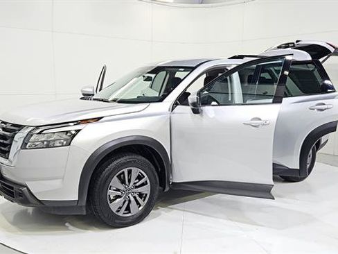 Certified 2025 Nissan Pathfinder SV FWD image 30