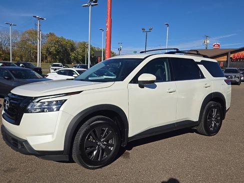 Used 2022 Nissan Pathfinder SV w/ SV Black Package image 3