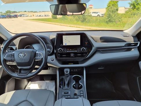 Used 2024 Toyota Highlander XLE AWD/4WD image 32