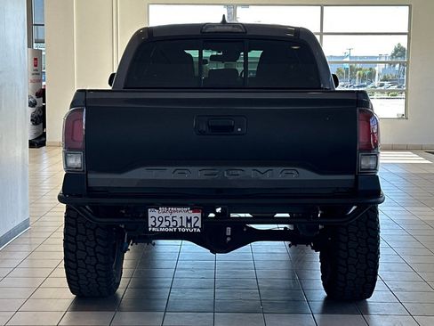 Used 2018 Toyota Tacoma SR image 5