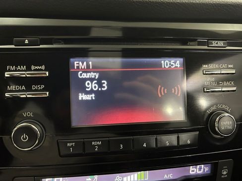 Used 2017 Nissan Rogue SV image 11