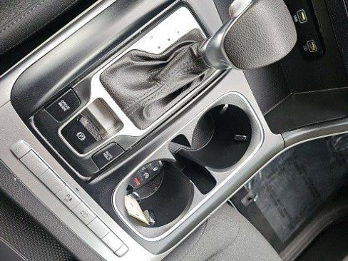 Used 2022 Kia Carnival LX image 24