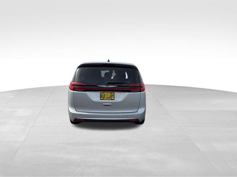 Used 2024 Chrysler Pacifica Touring-L FWD image 21