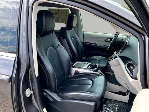 Used 2023 Chrysler Pacifica Touring-L FWD image 7