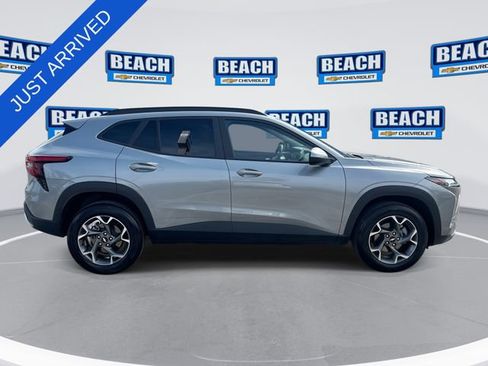 Used 2025 Chevrolet Trax LT w/ LT Convenience Package FWD image 9