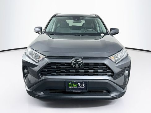 Used 2021 Toyota RAV4 XLE w/ Convenience Package FWD image 2
