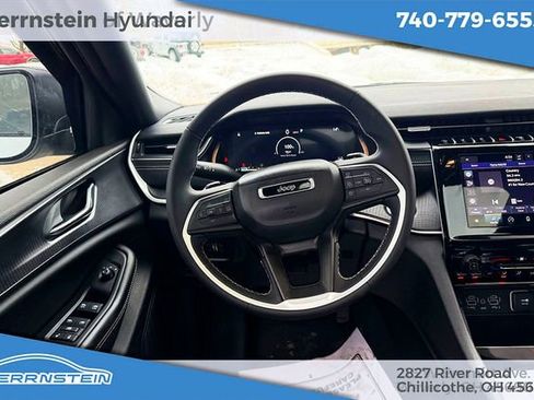 Used 2025 Jeep Grand Cherokee Laredo X AWD/4WD image 9