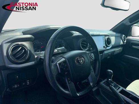 Used 2022 Toyota Tacoma TRD Off-Road w/ Technology Package AWD/4WD image 11
