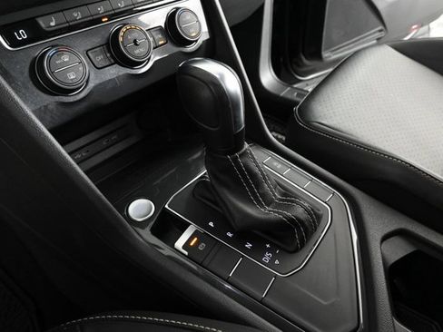 Used 2021 Volkswagen Tiguan SE w/ Panoramic Sunroof Package image 27