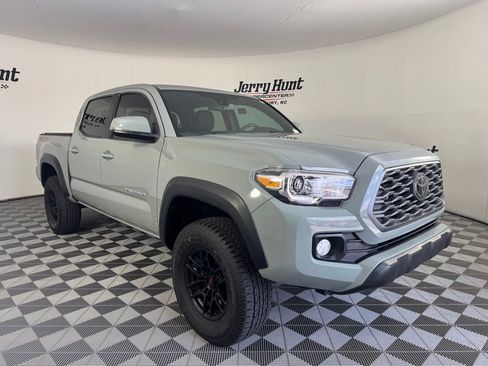 Used 2022 Toyota Tacoma TRD Off-Road w/ Technology Package AWD/4WD image 6