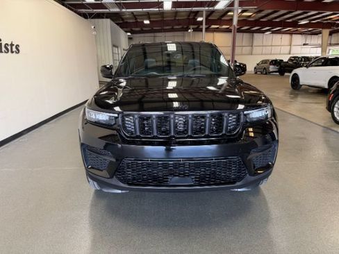 Used 2025 Jeep Grand Cherokee Altitude AWD/4WD image 8