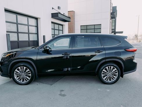 Used 2022 Toyota Highlander Platinum image 5