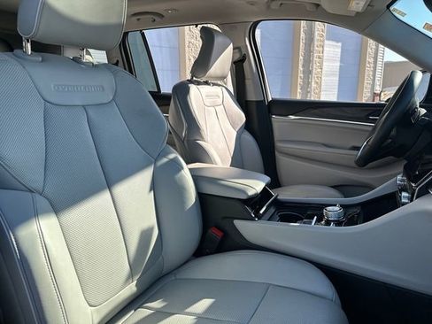 Used 2022 Jeep Grand Cherokee Overland AWD/4WD image 19