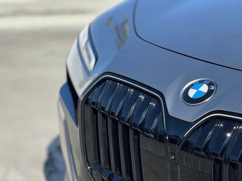 Used 2025 BMW 740i w/ Premium Package image 2