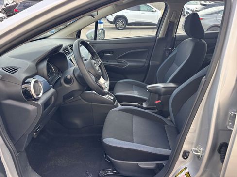 Used 2025 Nissan Versa SV image 28