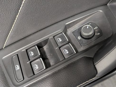 Used 2022 Volkswagen Tiguan SE w/ Panoramic Sunroof Package AWD/4WD image 9