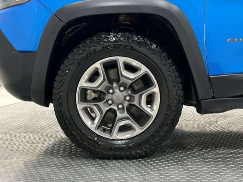 Used 2019 Jeep Cherokee Trailhawk AWD/4WD image 38