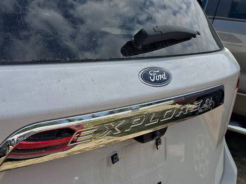 Used 2023 Ford Explorer XLT w/ Equipment Group 202A image 4