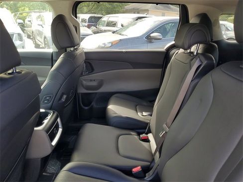 New 2026 Kia Carnival EX image 25