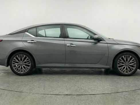 Used 2025 Nissan Altima 2.5 SV image 11