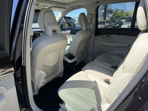 Used 2017 Volvo XC90 T6 Momentum w/ Vision Package image 10