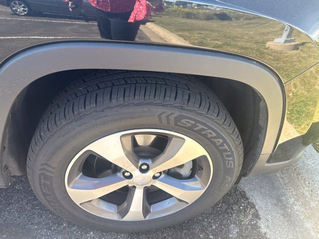 Used 2020 Jeep Cherokee Limited AWD/4WD image 7