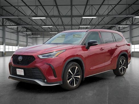 Used 2022 Toyota Highlander XSE FWD image 1