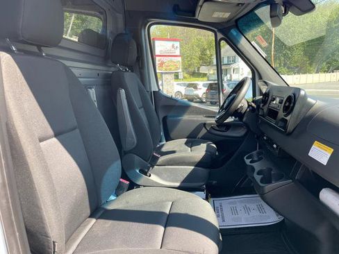 Used 2019 Mercedes-Benz Sprinter 2500 image 32