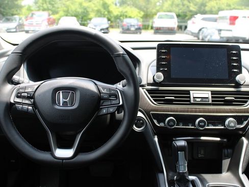 Used 2018 Honda Accord Touring image 15