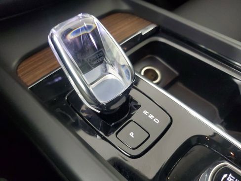 Certified 2023 Volvo XC60 B5 Ultimate w/ Climate Package FWD image 34
