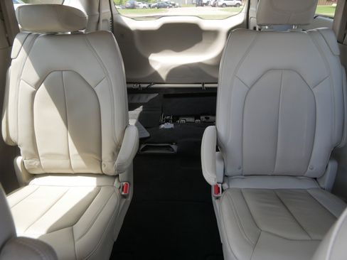 Used 2021 Chrysler Pacifica Touring-L FWD image 13
