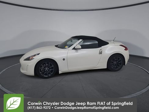 Used 2019 Nissan 370Z Touring RWD image 8