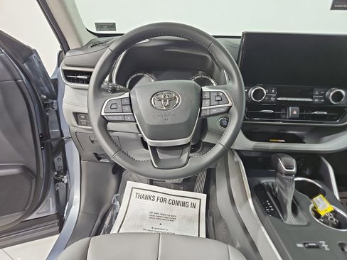 Used 2023 Toyota Highlander XLE FWD image 14