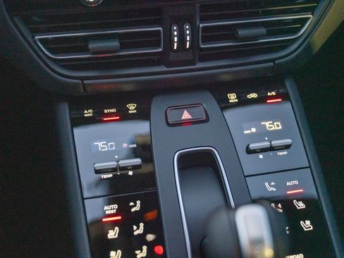 Certified 2026 Porsche Macan AWD/4WD image 19