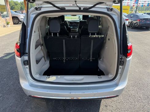 Used 2024 Chrysler Pacifica Touring-L FWD image 6